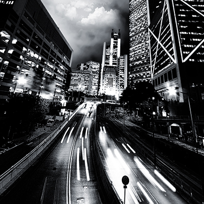 Fotografía en b/n de una carretera en la ciudad