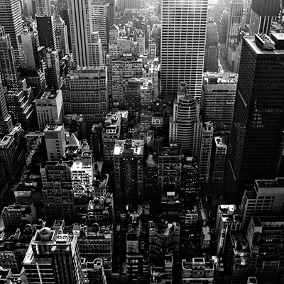 Fotografía en b/n de una ciudad por la noche
