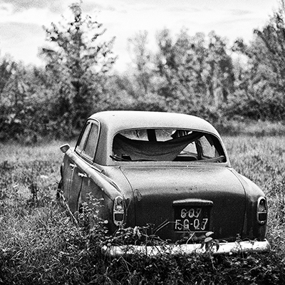 Fotografía en b/n de un coche antiguo