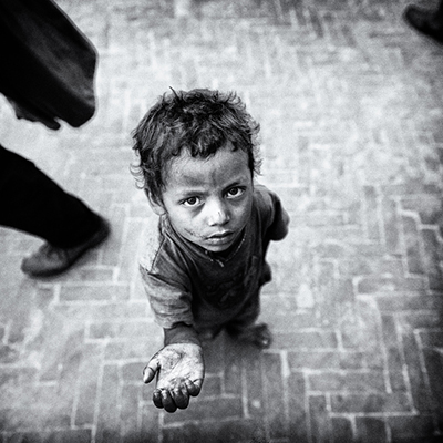 Fotografía en b/n de niño en la calle