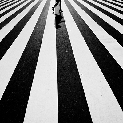 Fotografía en b/n de un paso de cebras