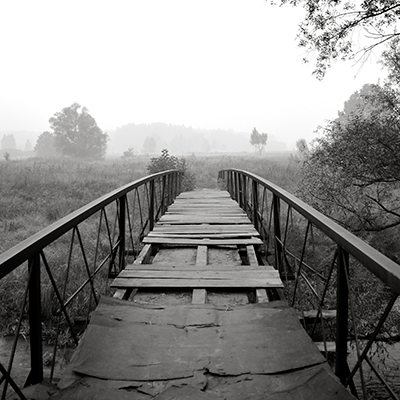 Fotografía en b/n de un puente